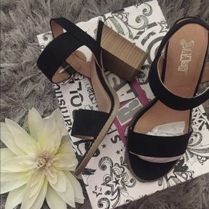 🌹🎉HOST PICK🎉Blacked stacked heel sandals❤️